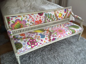 Gustaviansk soffa klädd i Josef Frank tyg Brazil