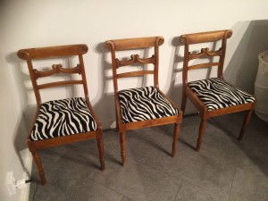 3 st zebra klädda stolar från 1850 tal